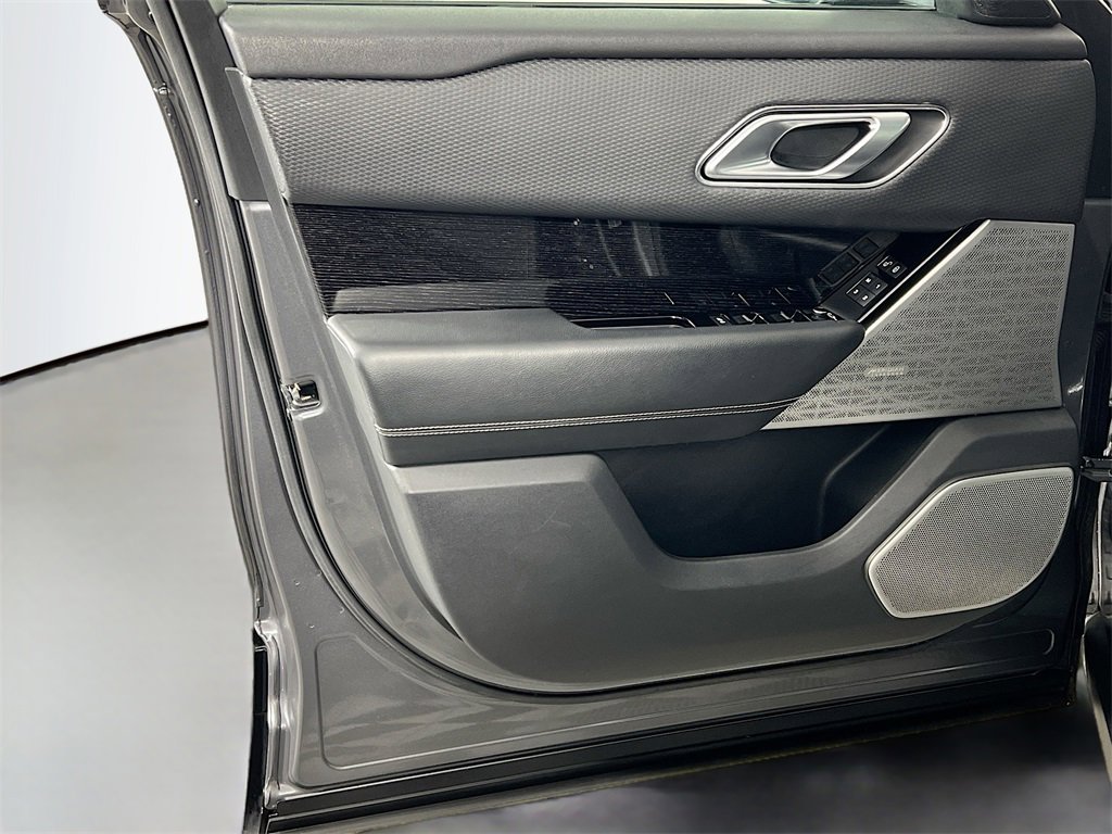 Used 2019 Land Rover Range Rover Velar R-Dynamic SE image 18