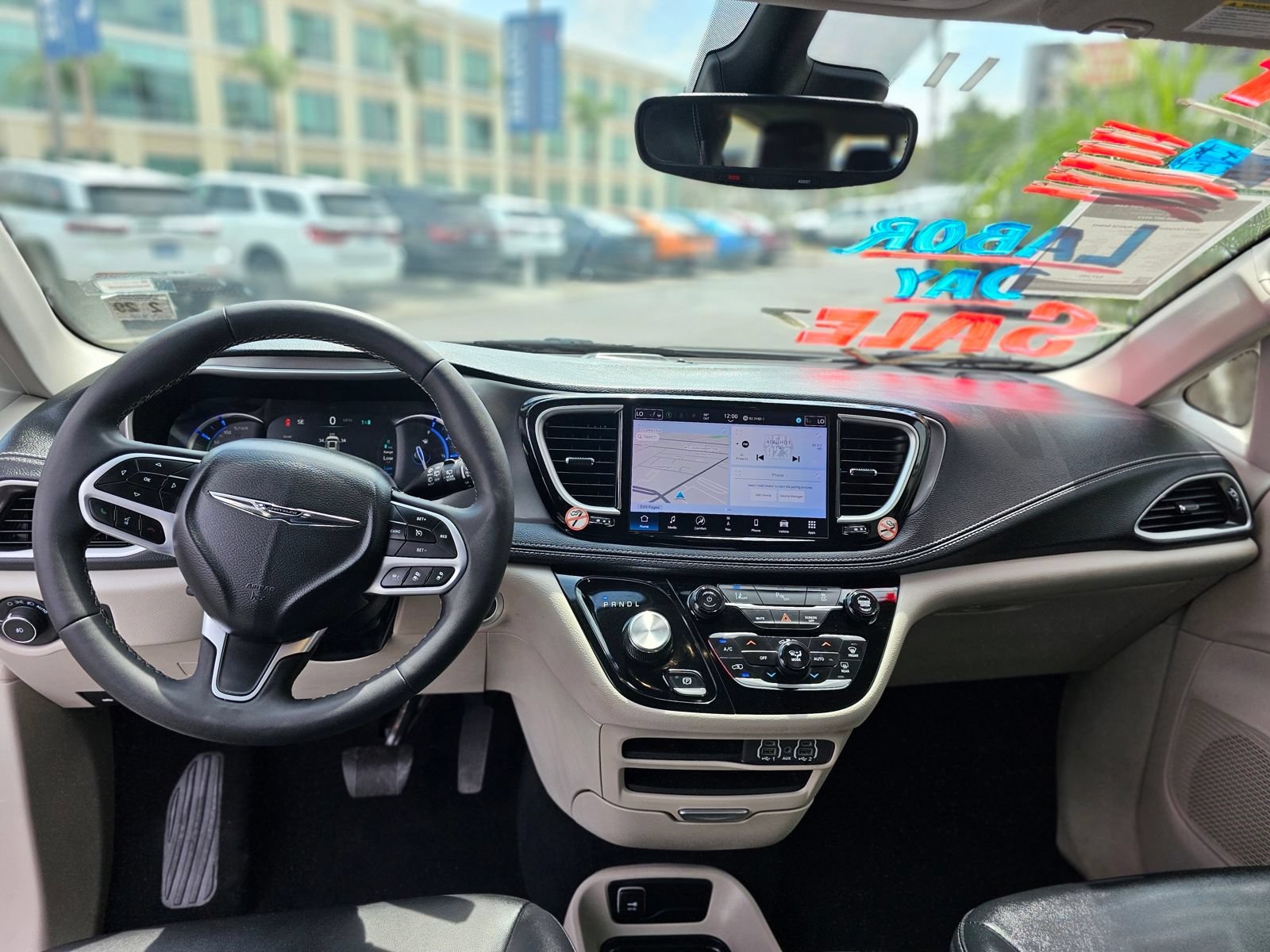 Used 2024 Chrysler Pacifica Limited FWD image 28