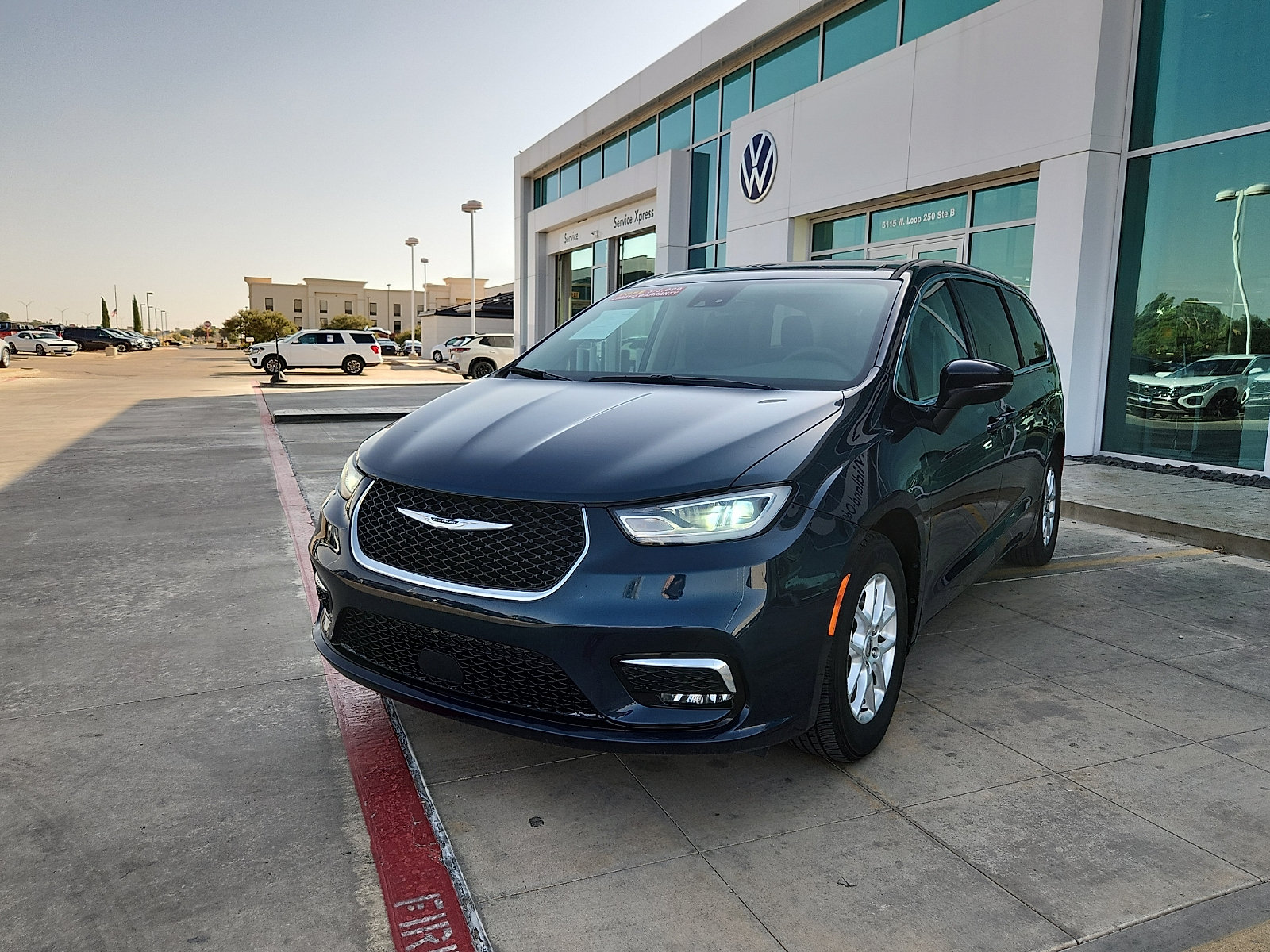 Used 2023 Chrysler Pacifica Touring-L FWD image 2