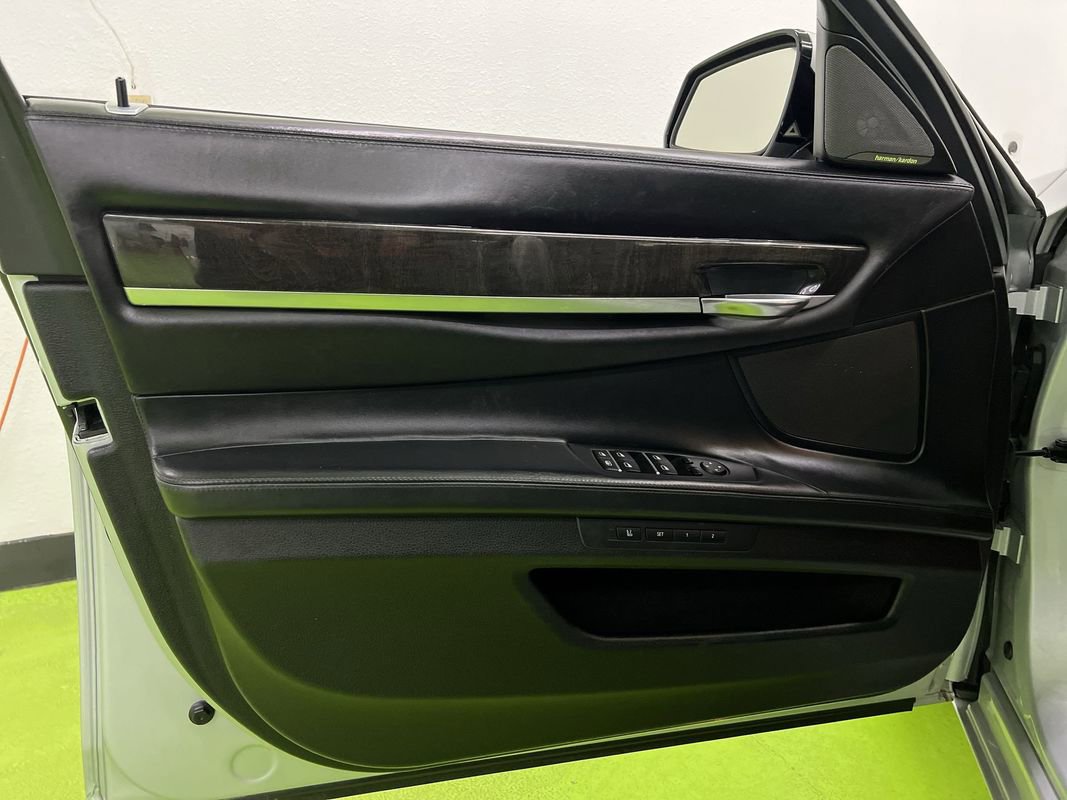 Used 2015 BMW 750i image 15