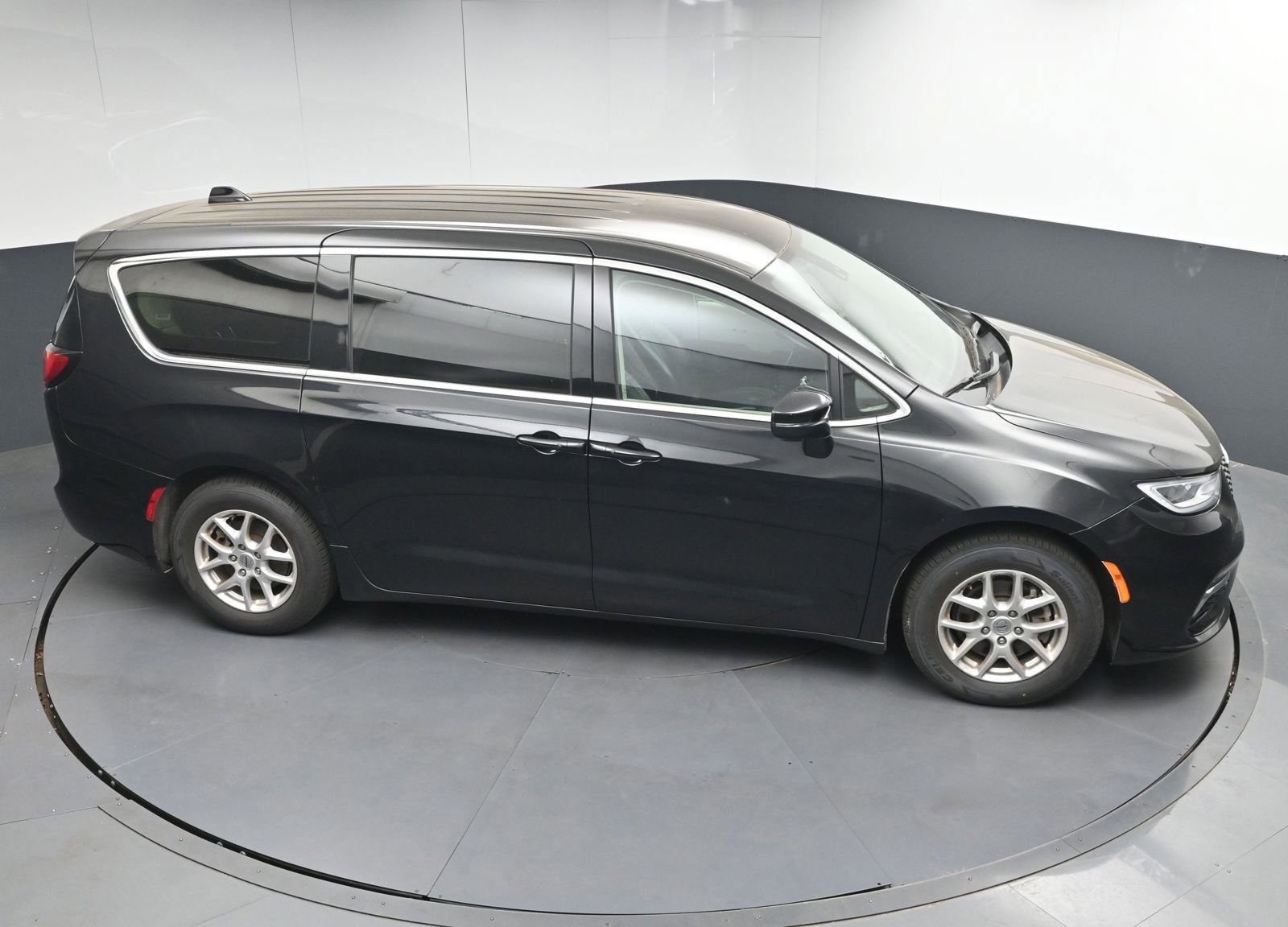 Used 2023 Chrysler Pacifica Touring-L image 35