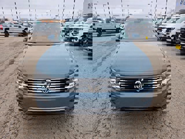 Used 2020 Volkswagen Tiguan SE w/ Panoramic Sunroof Package image 4