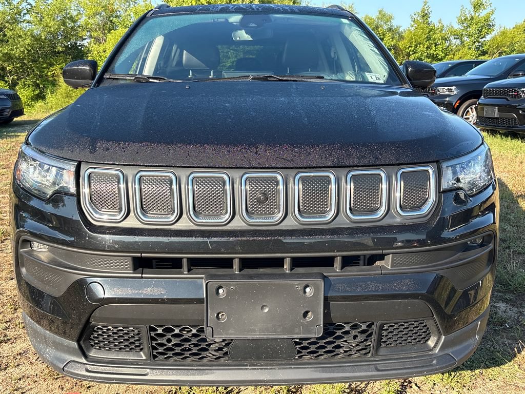 Used 2022 Jeep Compass Latitude w/ Sun and Sound Group AWD/4WD image 2