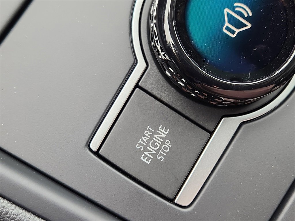 New 2025 Volkswagen Tiguan SE image 14