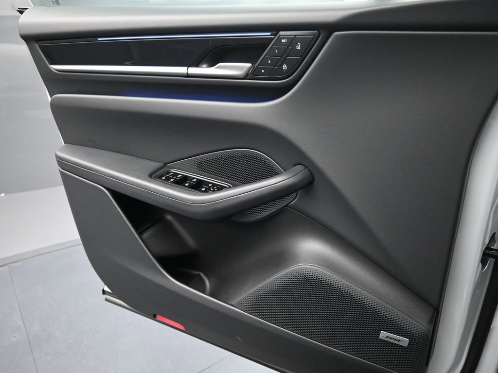 Certified 2025 Porsche Macan Electric image 23