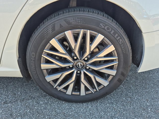 Used 2025 Nissan Altima 2.5 SV FWD image 14