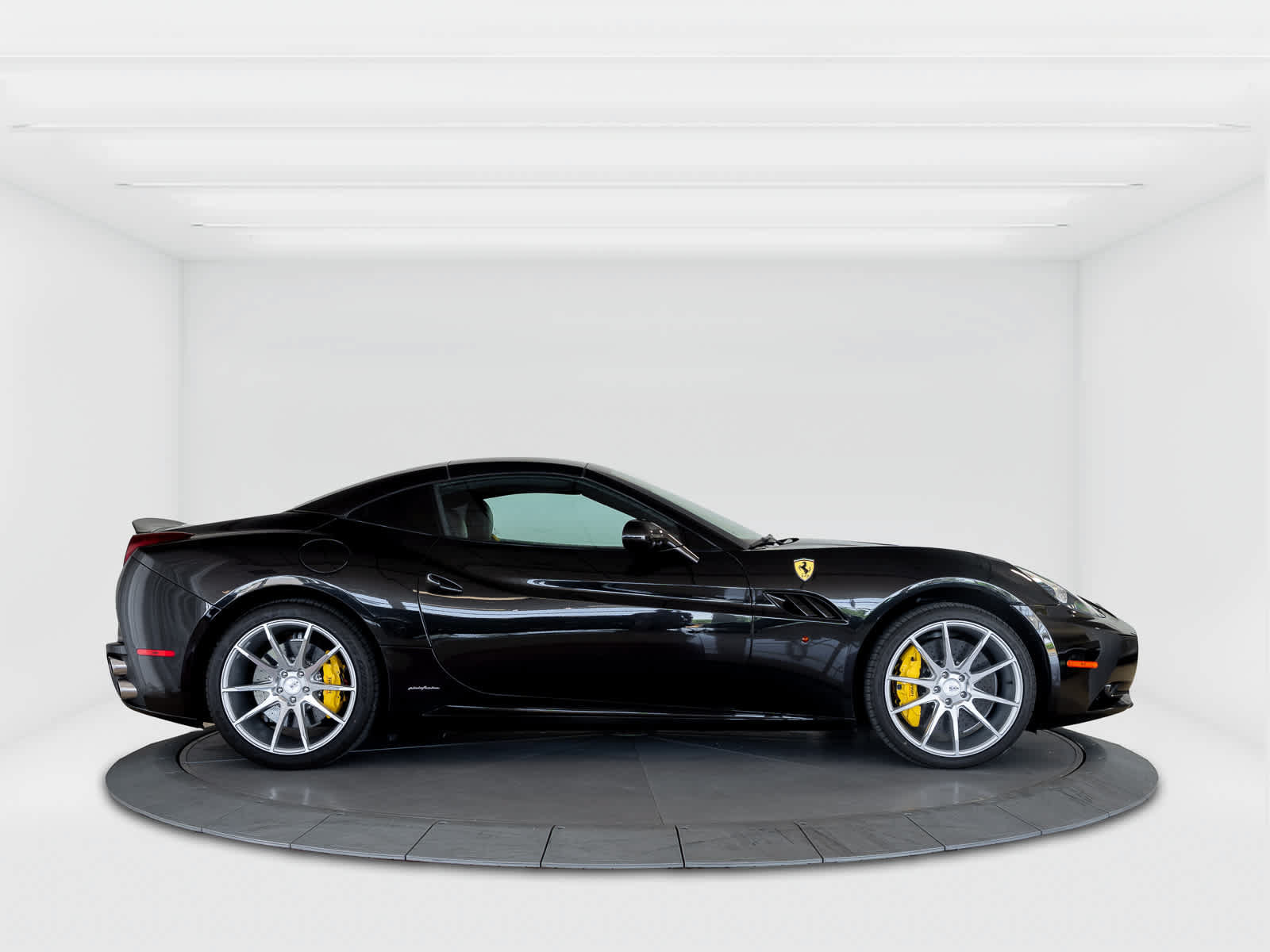 Used 2014 Ferrari California RWD image 6