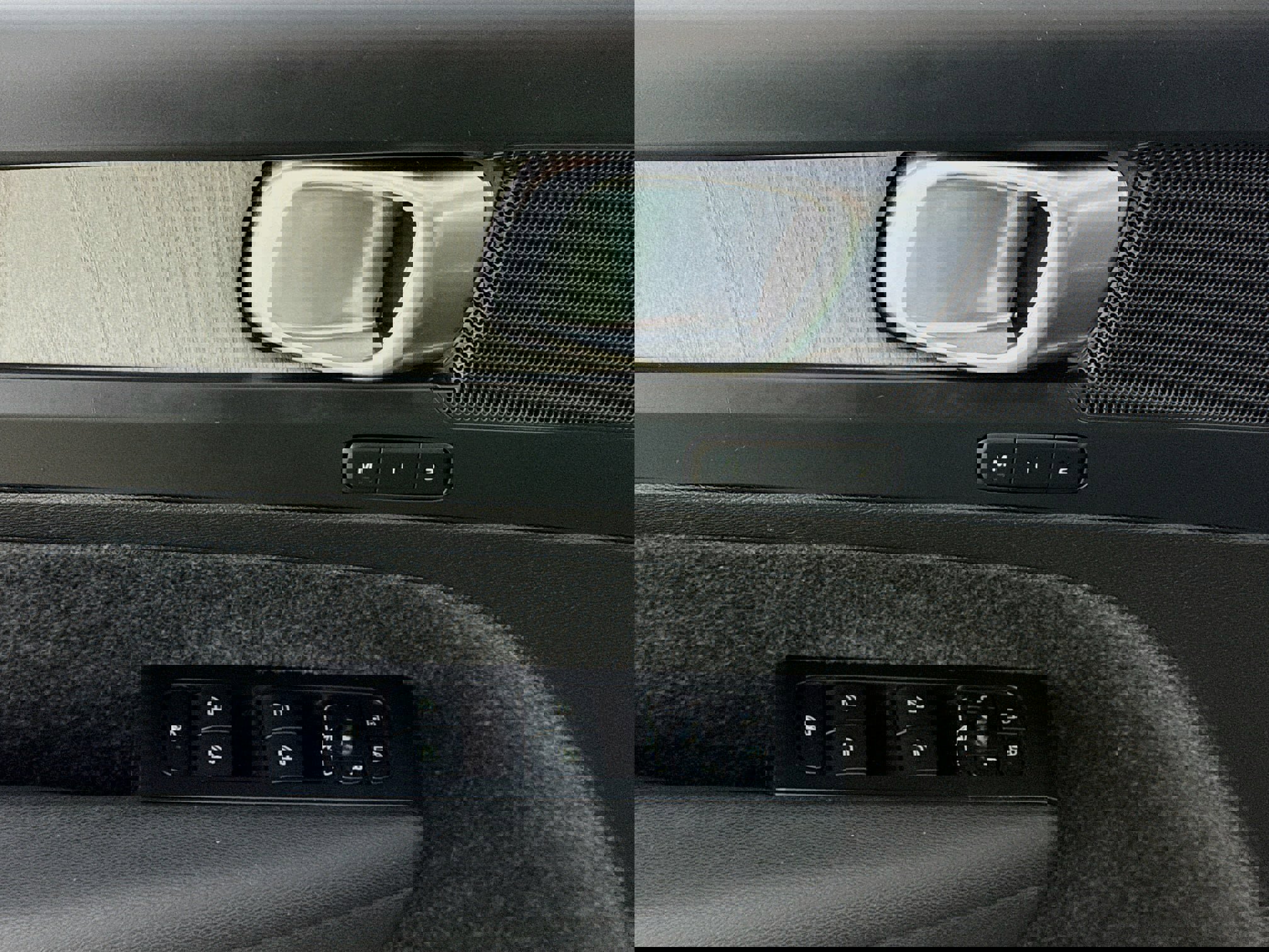 Used 2023 Volvo XC40 B5 Plus image 20