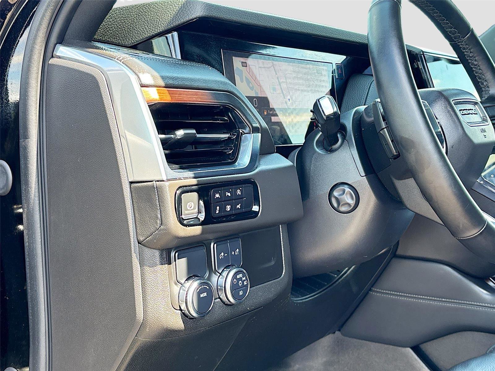 Used 2025 GMC Yukon Denali RWD image 10