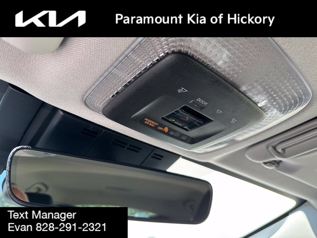 Used 2025 Toyota Prius XLE FWD image 25