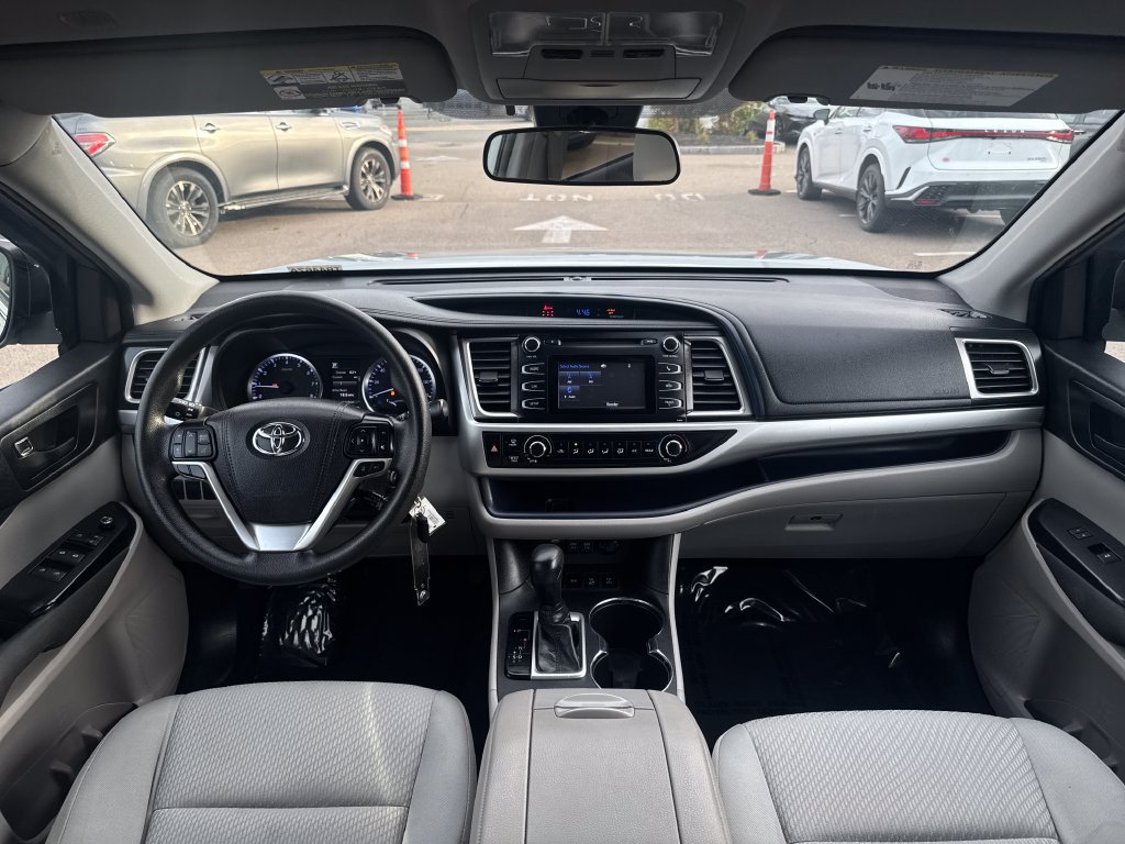 Used 2019 Toyota Highlander LE AWD/4WD image 11
