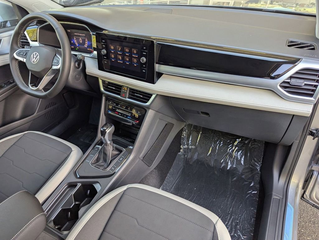 Certified 2025 Volkswagen Taos SE FWD image 21