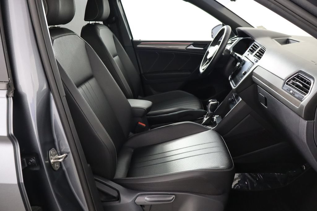Used 2023 Volkswagen Tiguan SE R-Line FWD image 17