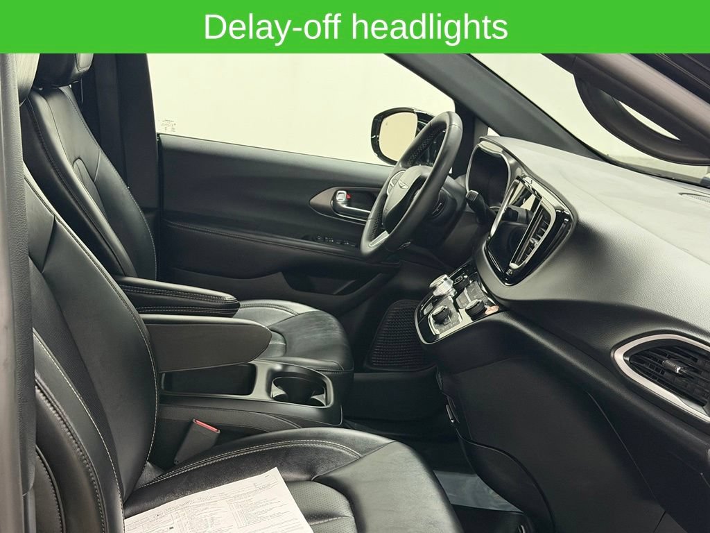 Used 2025 Chrysler Pacifica Select FWD image 25
