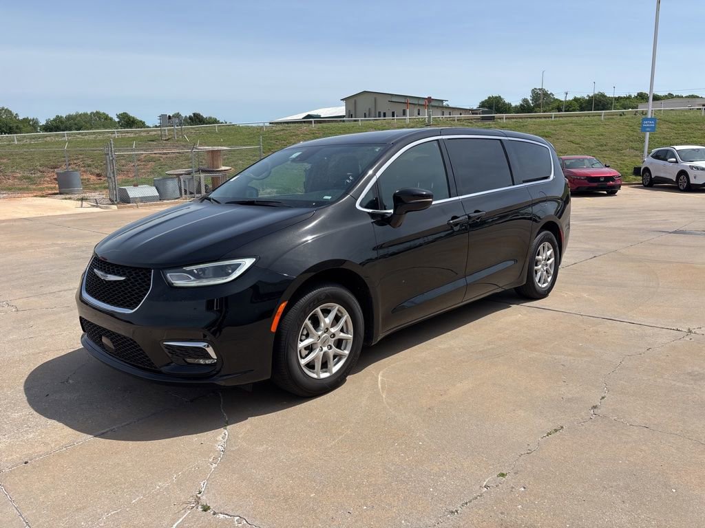 Used 2025 Chrysler Pacifica Select FWD image 2