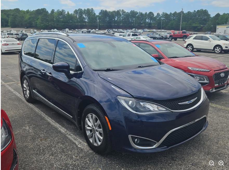 Used 2018 Chrysler Pacifica Touring-L FWD image 2