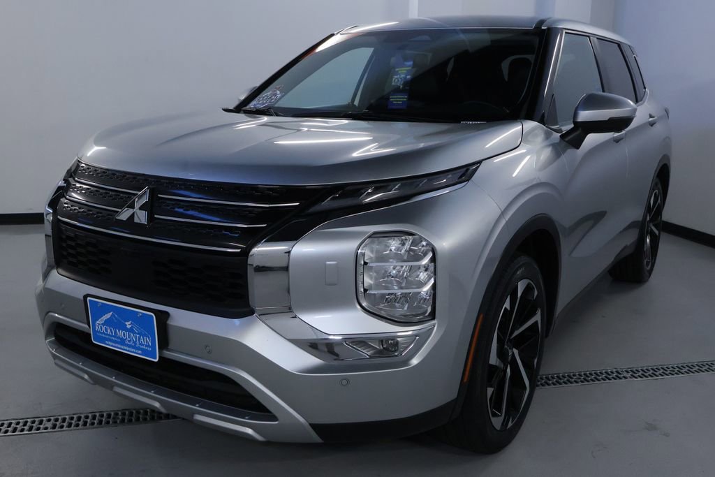 Used 2024 Mitsubishi Outlander SE image 3