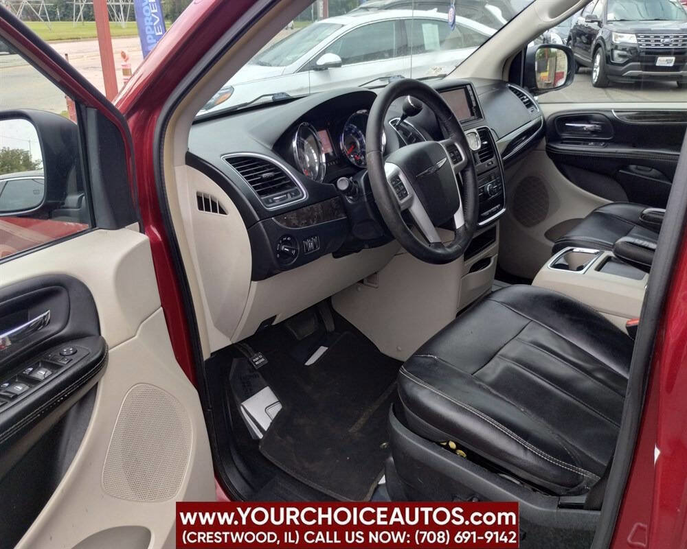 Used 2015 Chrysler Town & Country Touring image 13