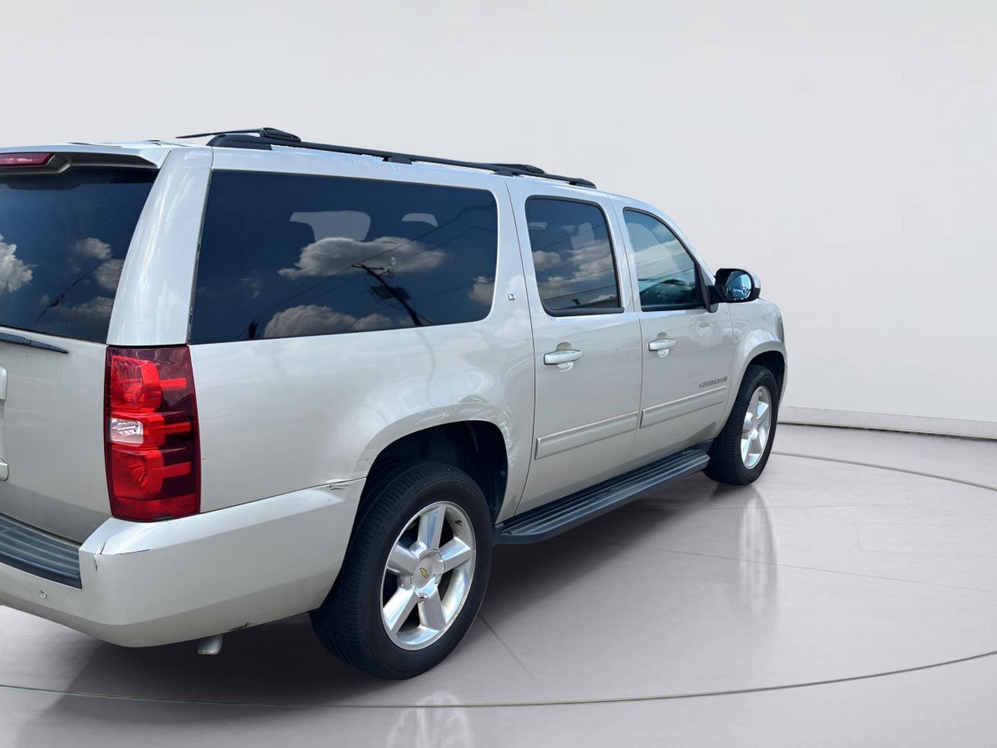 Used 2013 Chevrolet Suburban LT w/ Luxury Package RWD image 5
