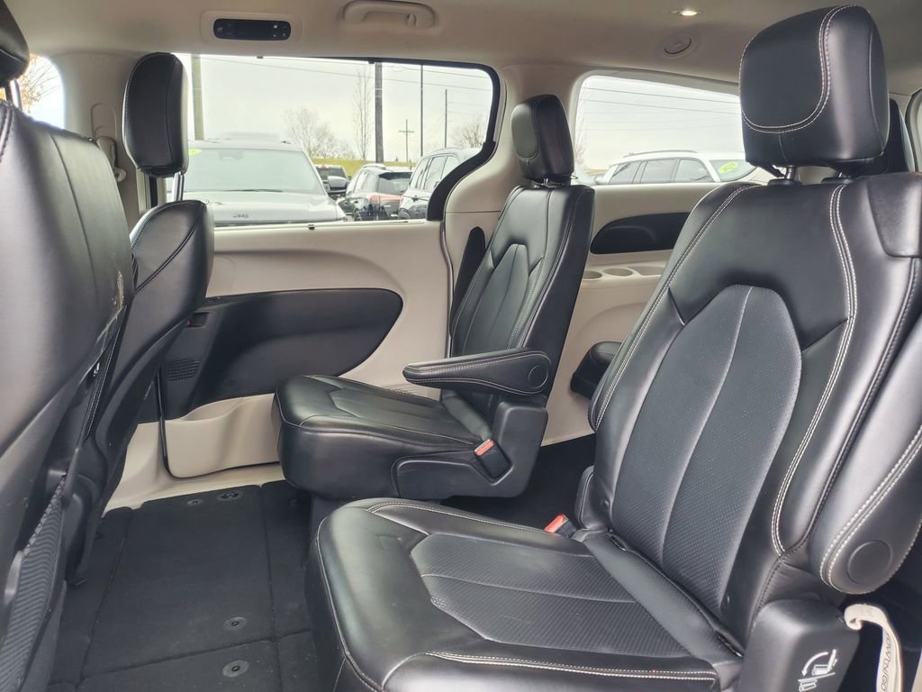 Used 2024 Chrysler Pacifica Touring-L FWD image 32