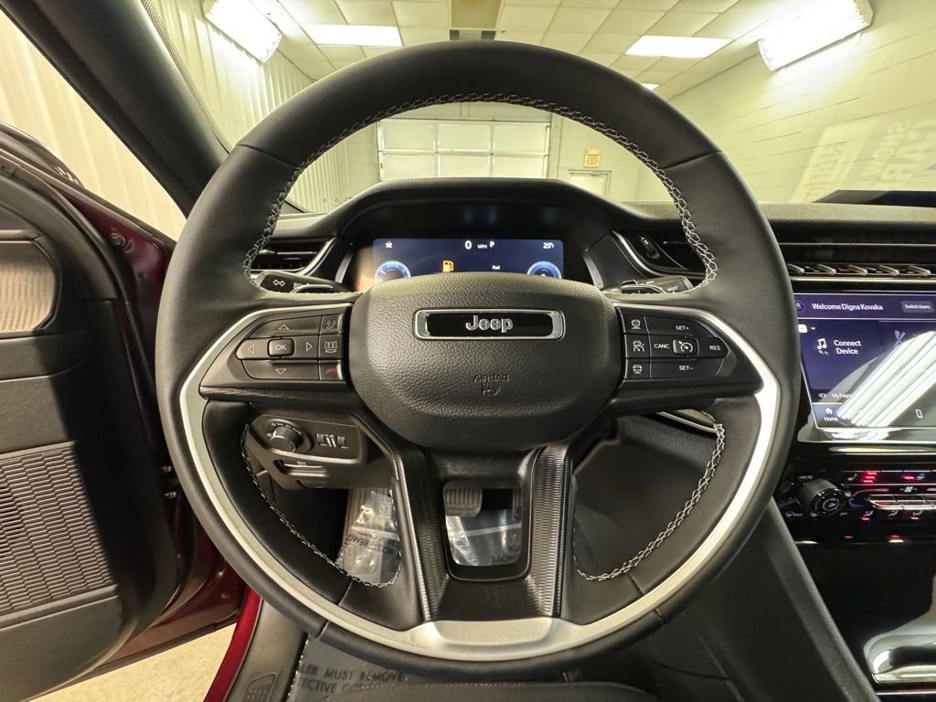 Used 2025 Jeep Grand Cherokee Laredo X w/ Luxury Tech Group I image 32