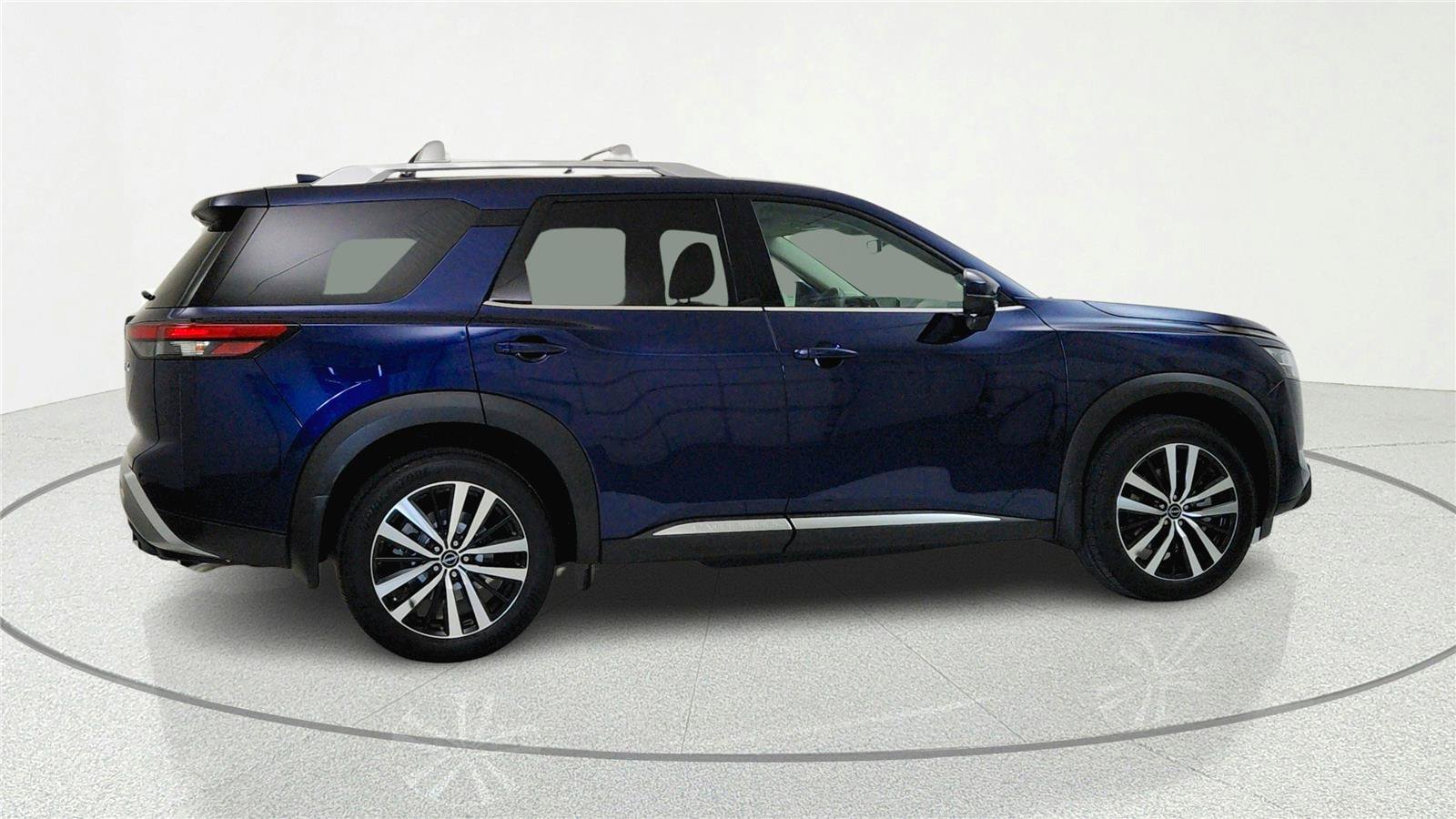 Used 2024 Nissan Pathfinder Platinum w/ Cargo Package FWD image 4