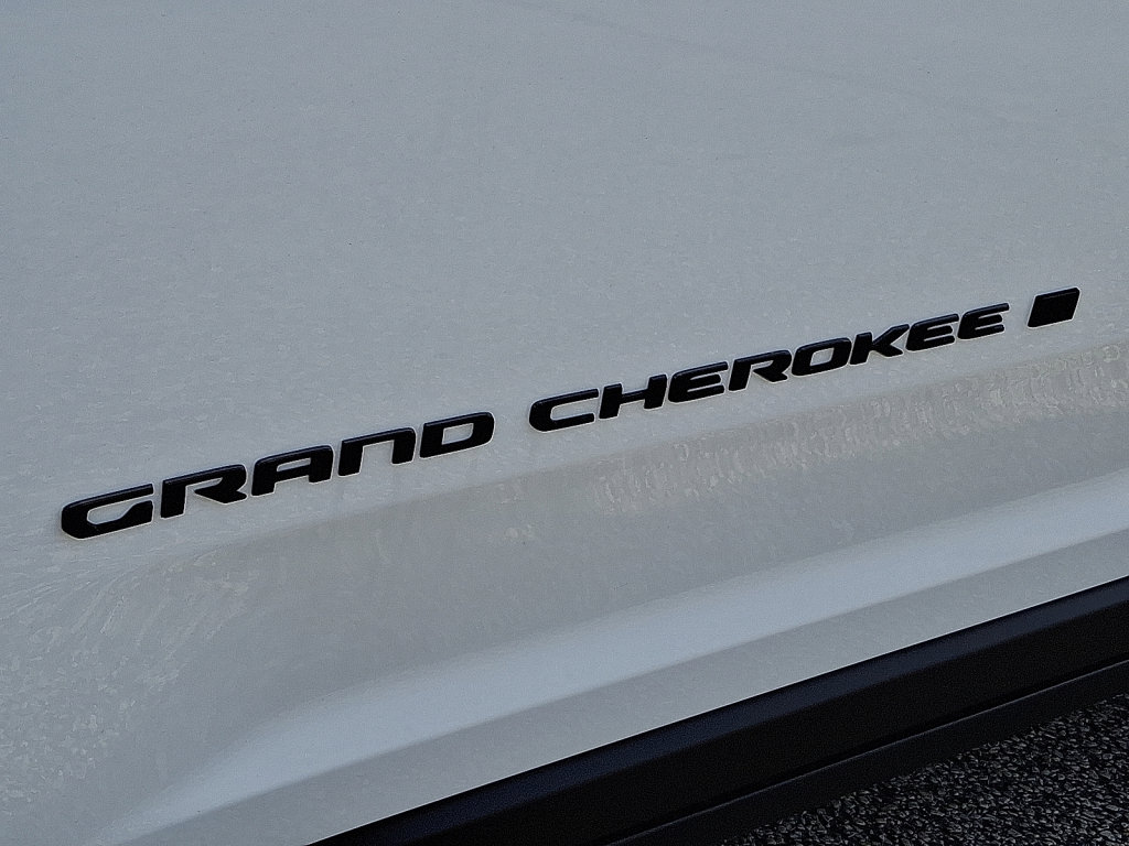 New 2025 Jeep Grand Cherokee Limited w/ Black Appearance Package AWD/4WD image 4