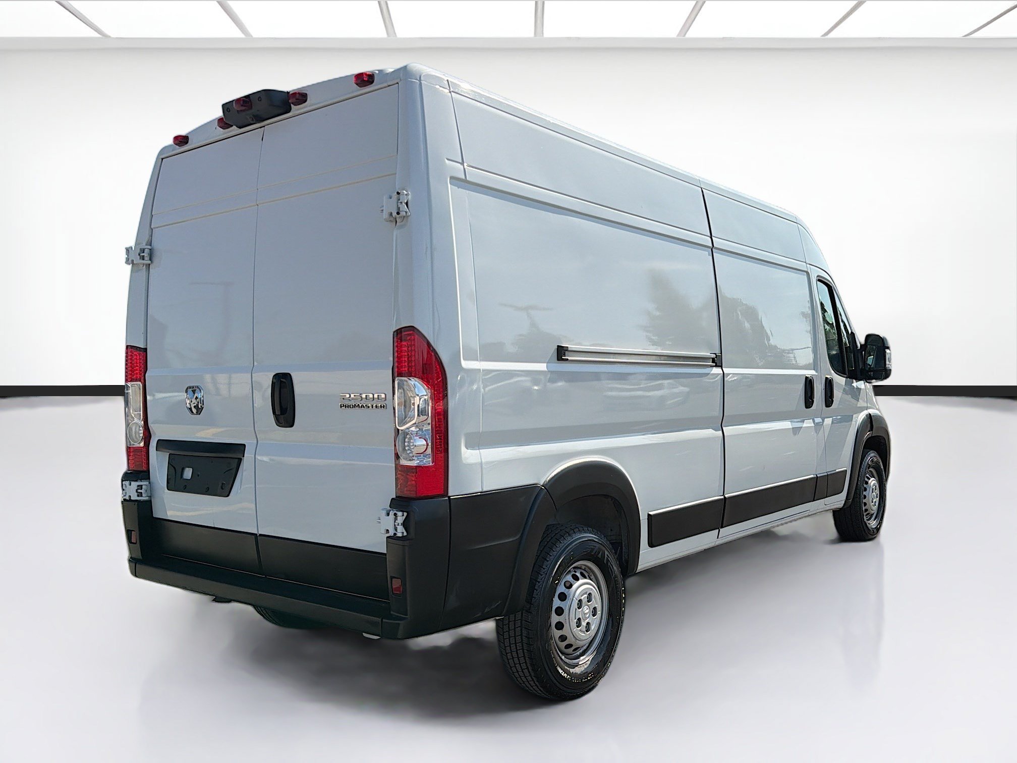 Used 2025 RAM ProMaster 2500 w/ Convenience Group FWD image 4
