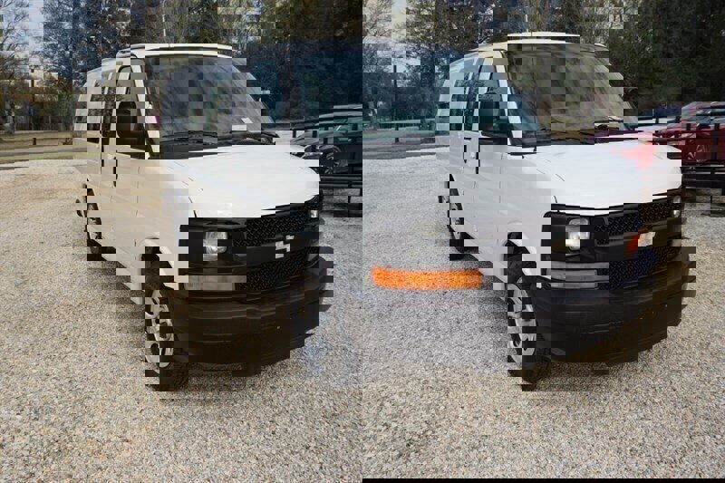 Used 2010 Chevrolet Express 1500 image 2