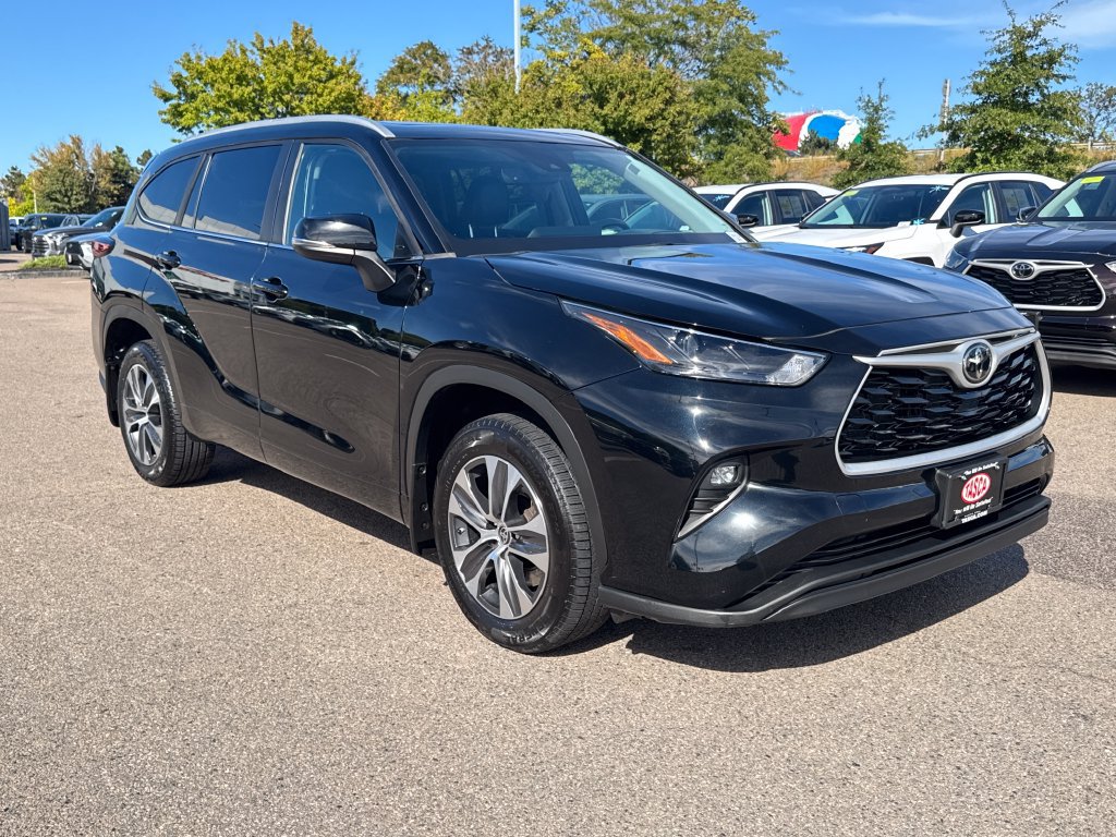 Used 2023 Toyota Highlander XLE AWD/4WD image 11