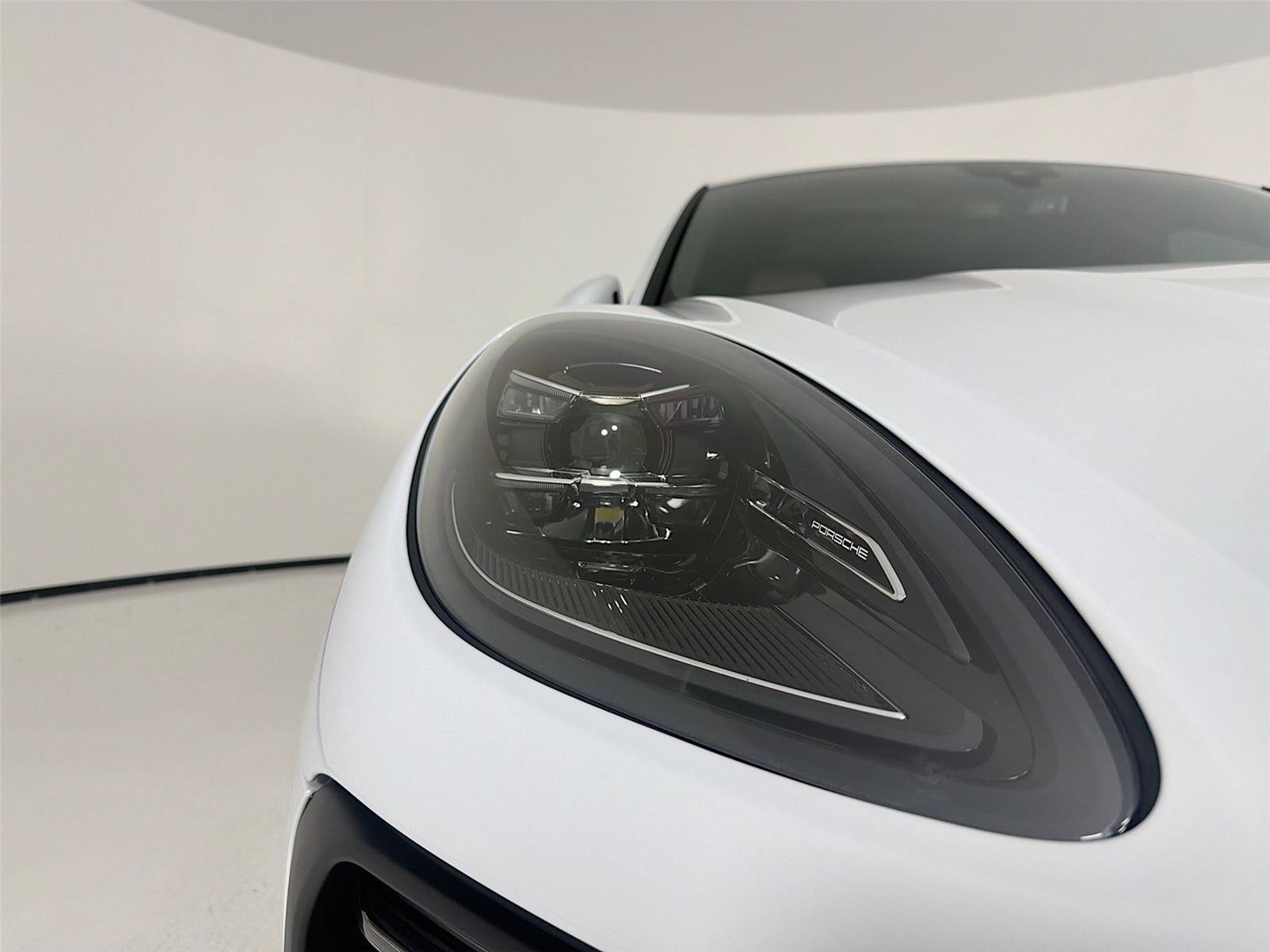 Certified 2023 Porsche Macan Turbo AWD/4WD image 31