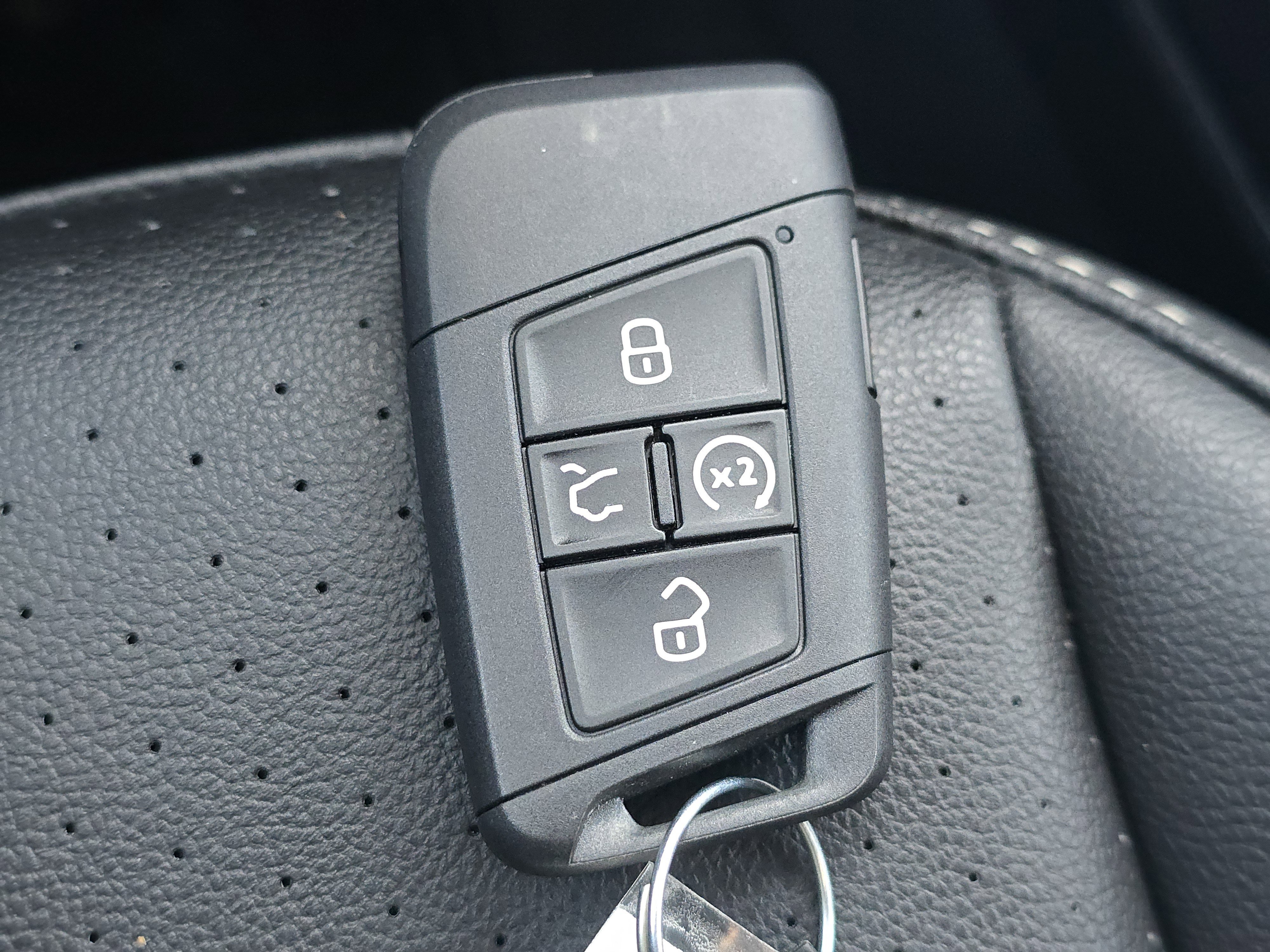 Used 2022 Volkswagen Tiguan SE R-Line image 27