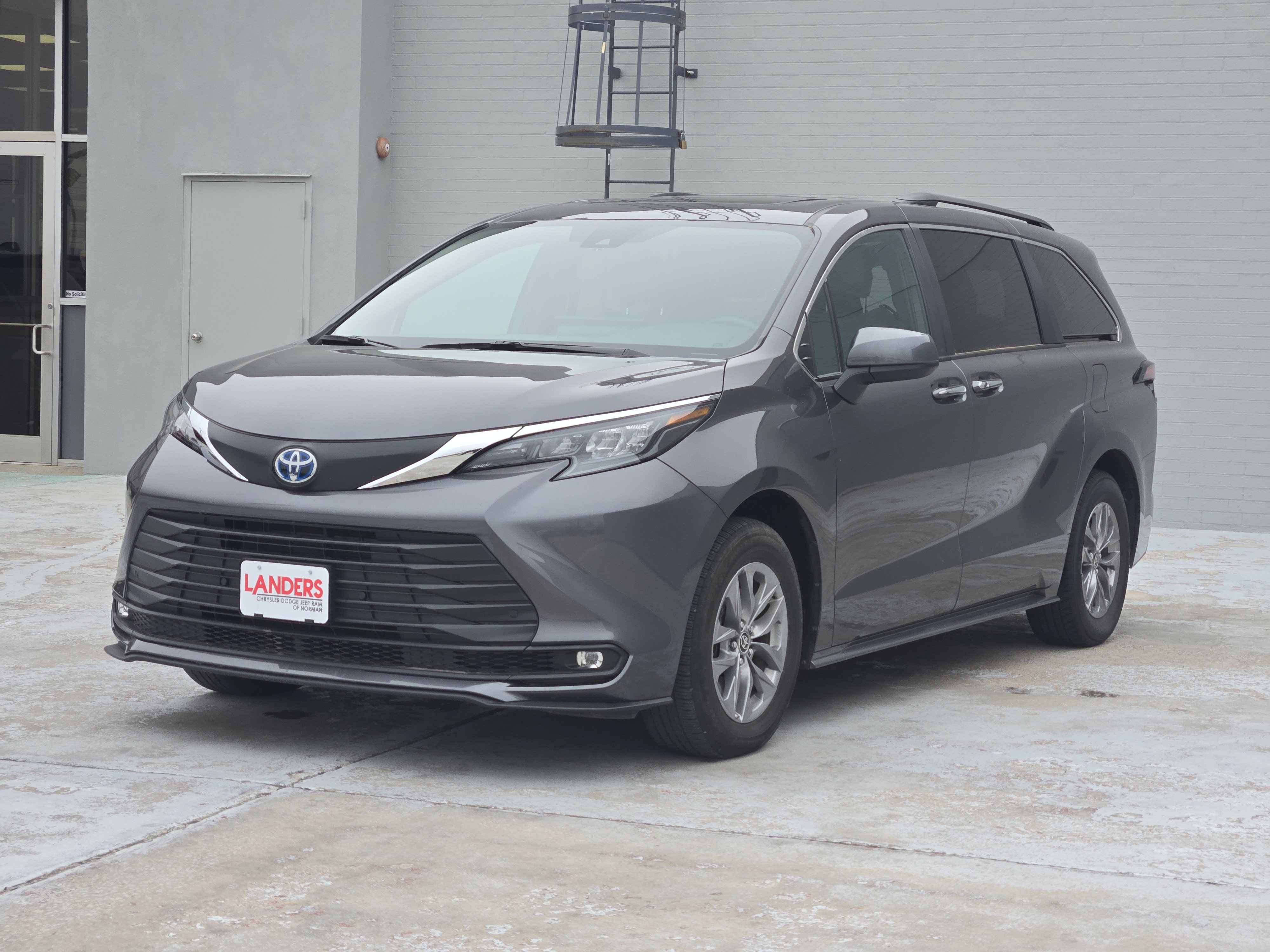 Used 2025 Toyota Sienna XLE image 4