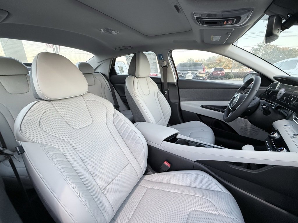 New 2025 Hyundai Elantra Limited image 28