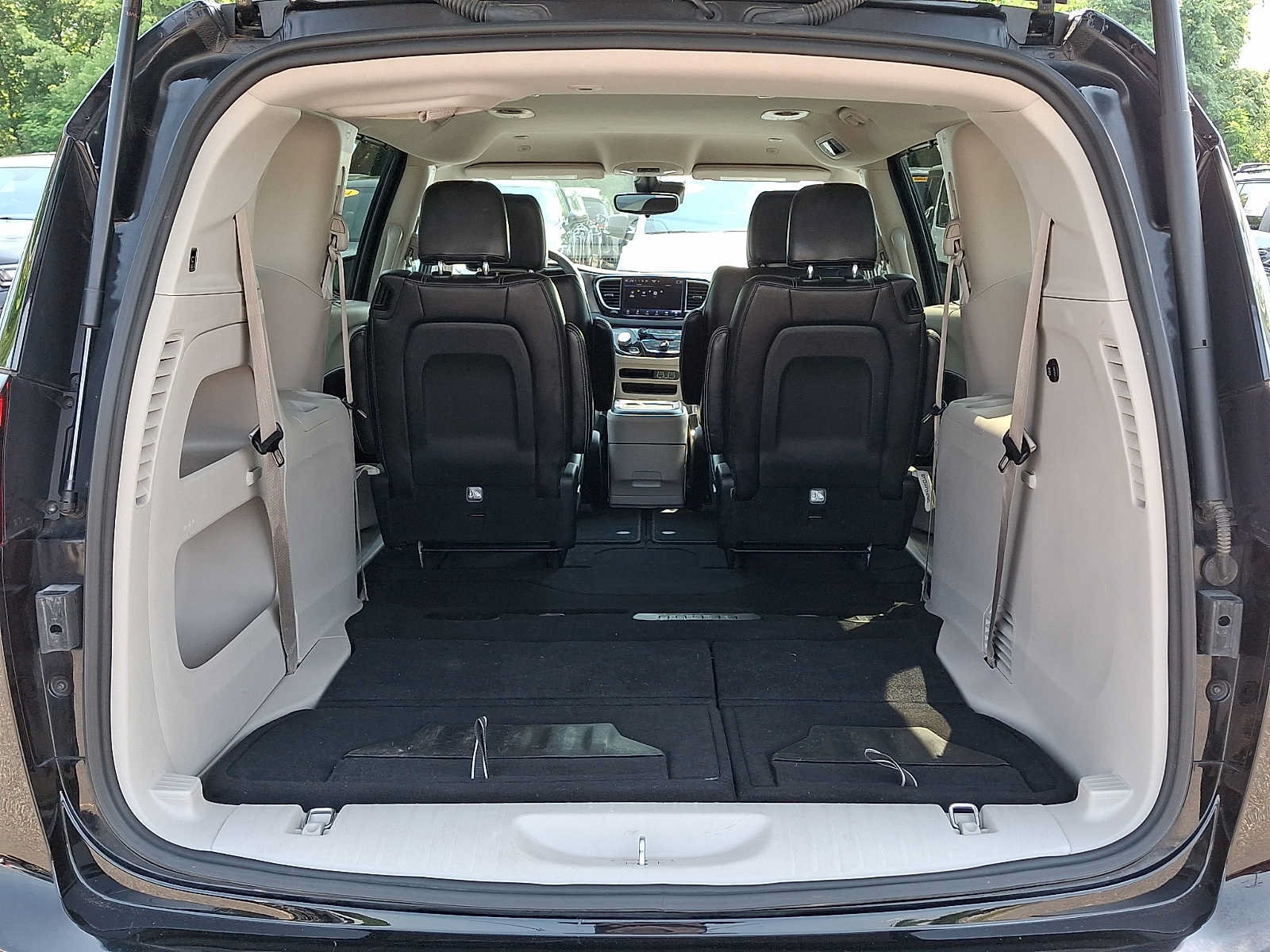 Certified 2024 Chrysler Pacifica Touring-L FWD image 31
