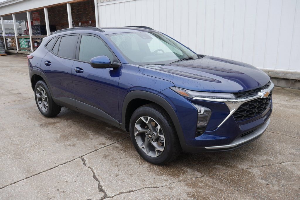 Used 2024 Chevrolet Trax LT w/ Driver Confidence Package image 2