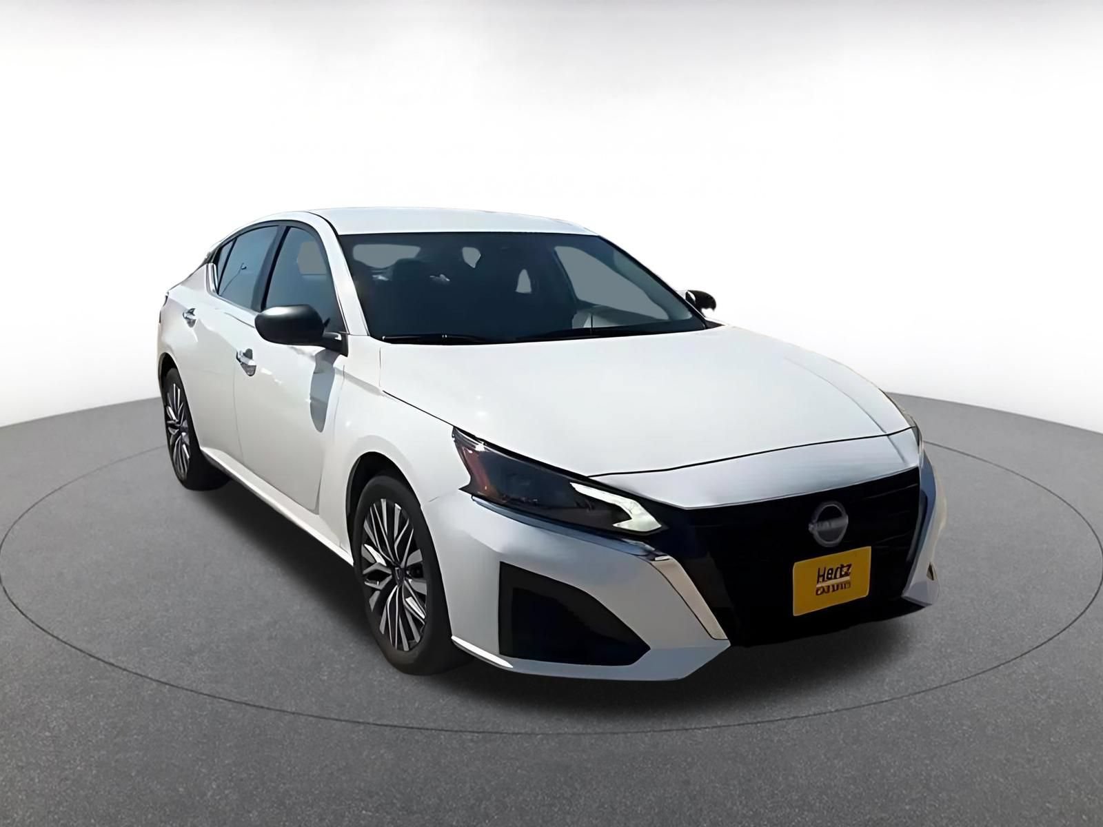 Used 2025 Nissan Altima 2.5 SV FWD image 3