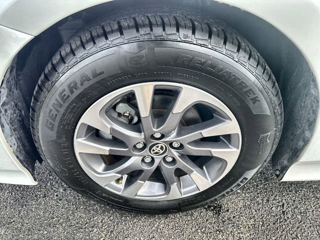 Used 2022 Toyota Prius XLE w/ Premium Convenience Package image 19