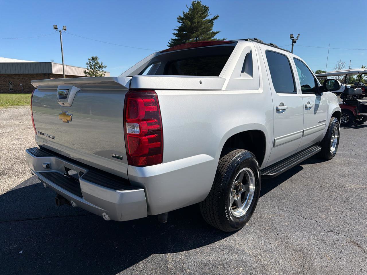 Used 2011 Chevrolet Avalanche LS w/ Convenience Package AWD/4WD image 8