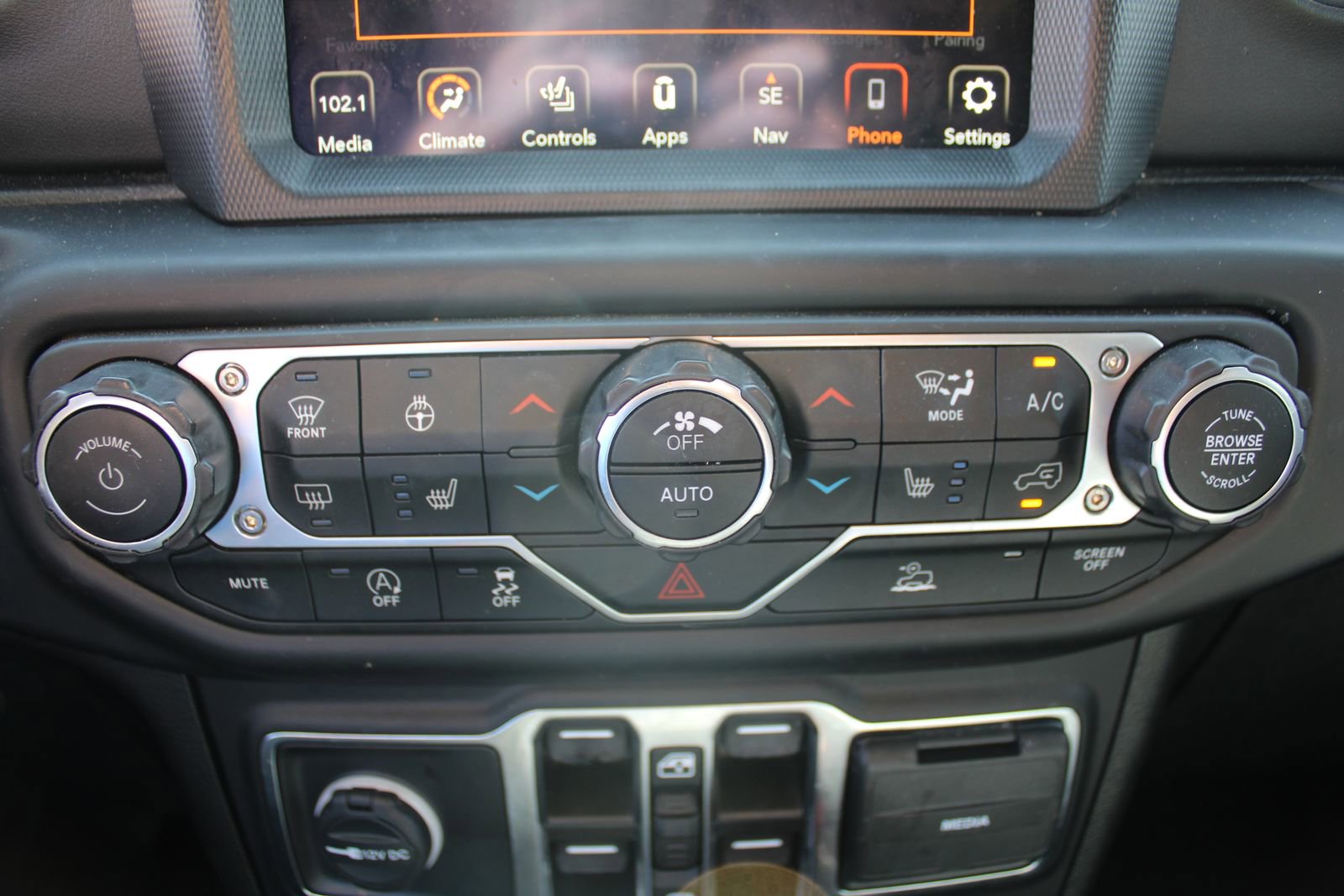 Used 2022 Jeep Wrangler Unlimited Sahara w/ Cold Weather Group image 38