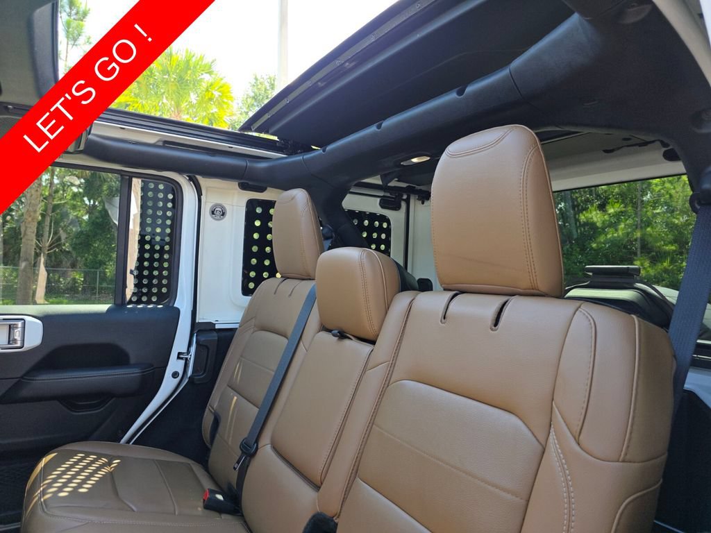 Used 2022 Jeep Wrangler Unlimited Sahara AWD/4WD image 21