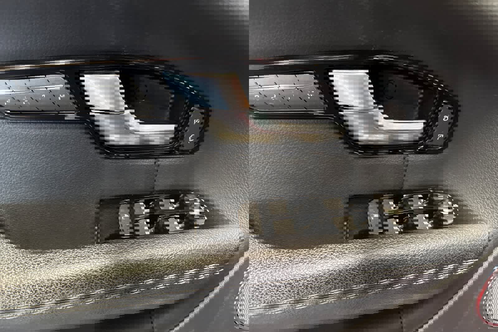 Used 2018 Land Rover Range Rover Evoque SE image 10