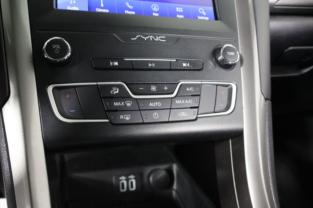 Used 2020 Ford Fusion SE image 39