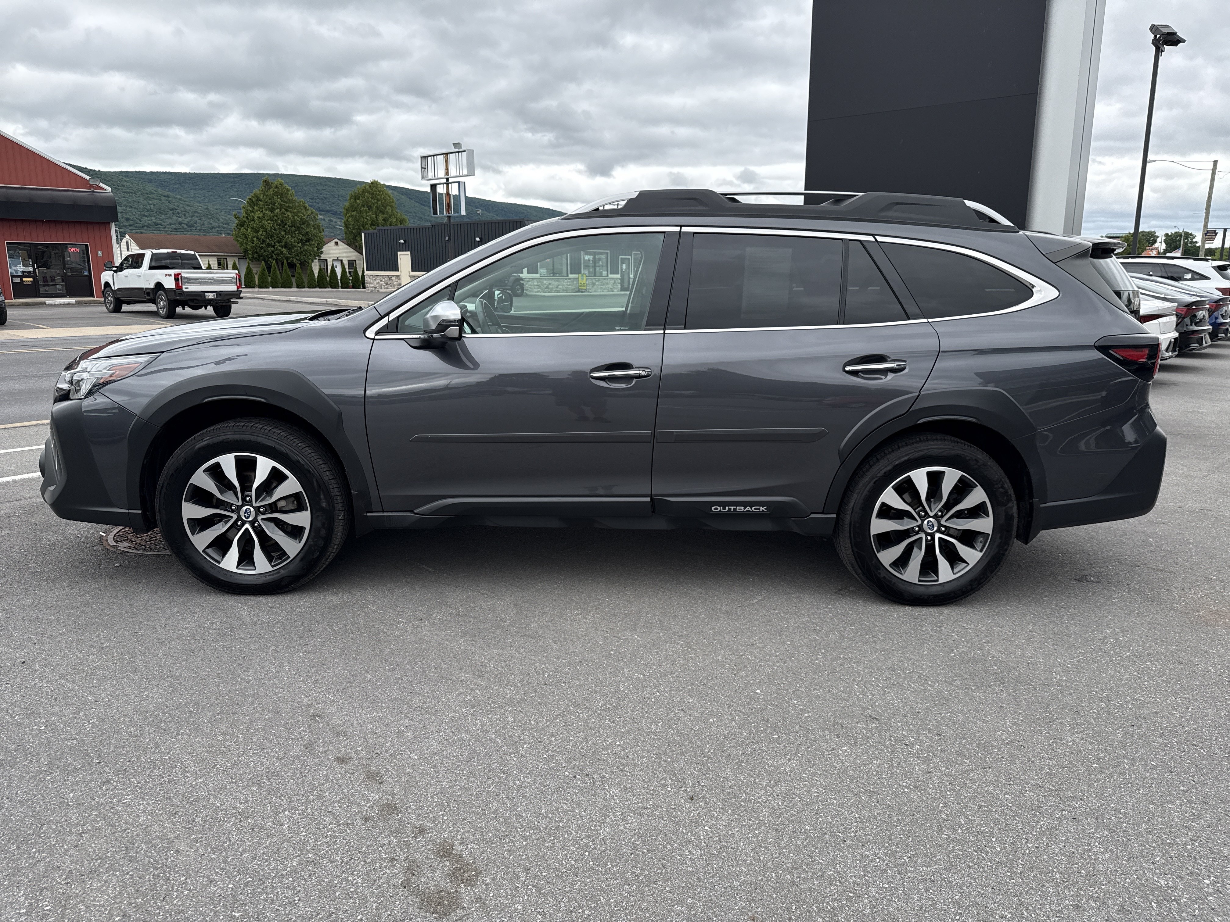 Used 2023 Subaru Outback Touring AWD/4WD image 7