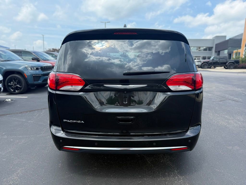 Used 2018 Chrysler Pacifica Touring Plus w/ Tire & Wheel Group FWD image 5