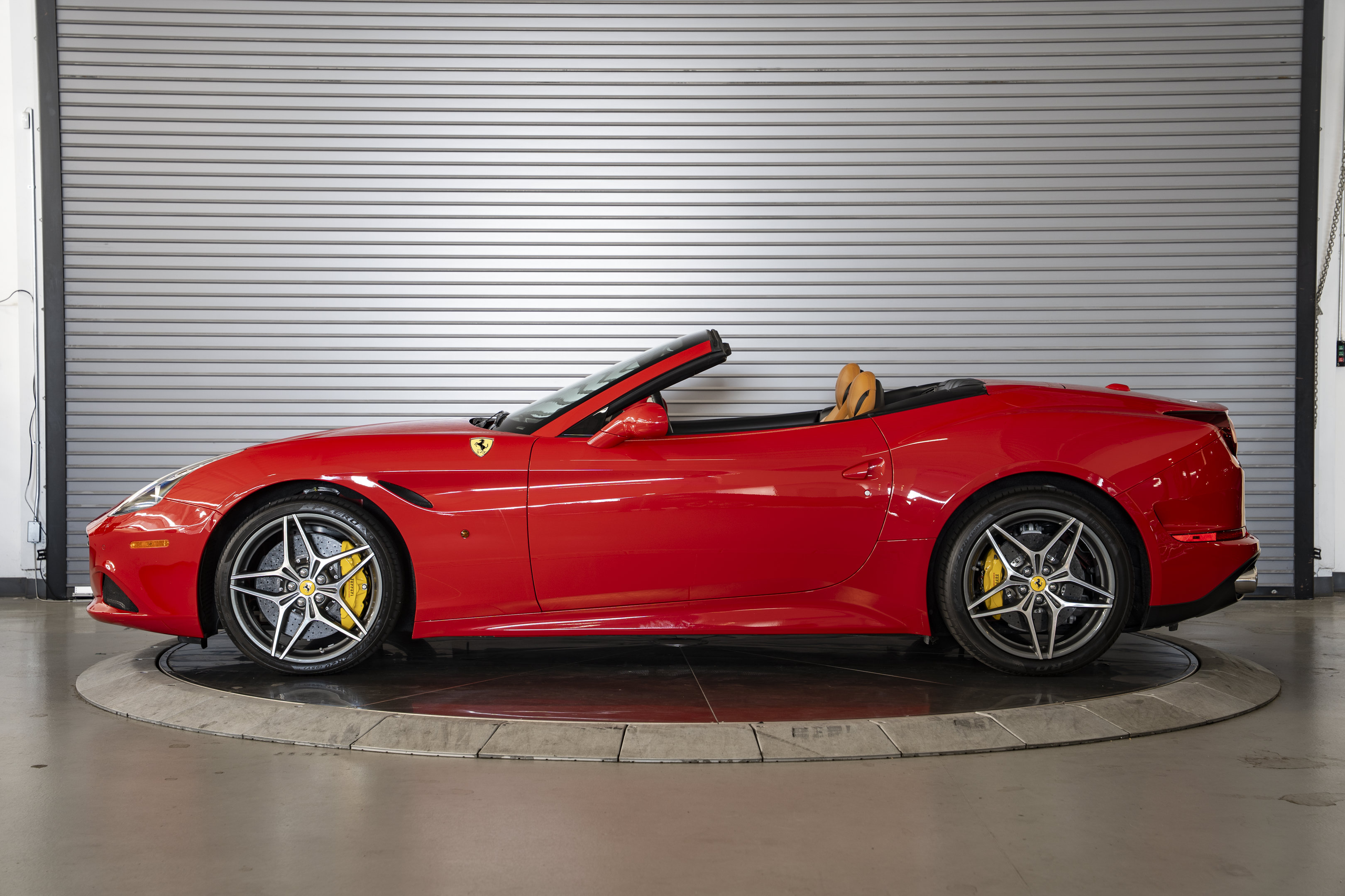 Used 2016 Ferrari California T RWD image 2