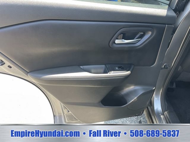 Used 2024 Nissan Rogue SV AWD/4WD image 16