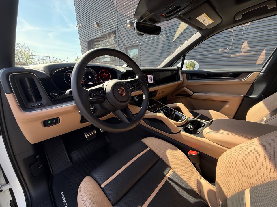 Certified 2025 Porsche Cayenne S image 4