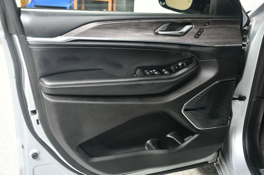 Used 2021 Jeep Grand Cherokee L Overland w/ Luxury Tech Group IV image 23