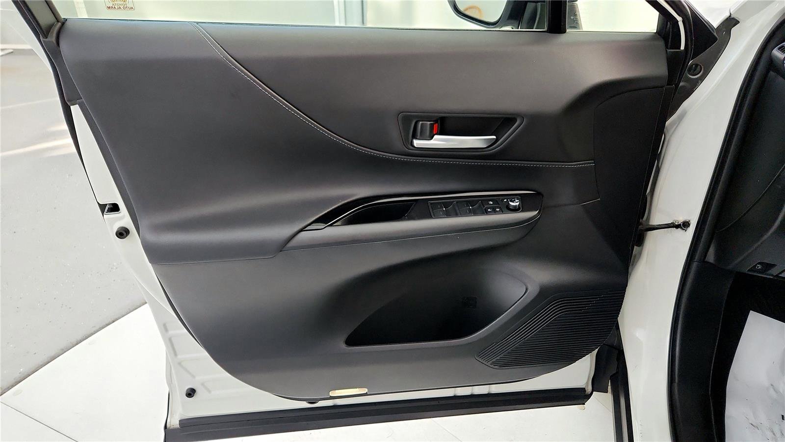 Used 2021 Toyota Venza LE w/ Carpet Mat Package (TMS) image 22